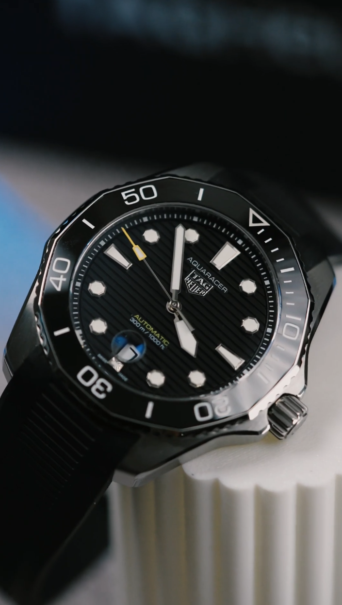 Dial hitam dengan indeks dan jarum berlapis Super-LumiNova