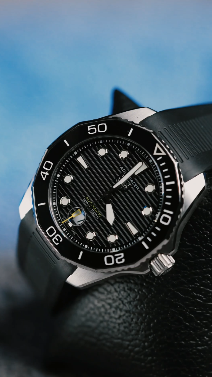 Detail bezel keramik hitam dengan skala 60 menit