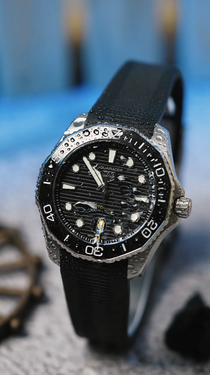 Aquaracer dengan tetesan air pada case dan rubber strap