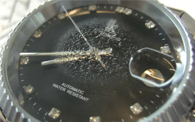 Begini Cara Mengeringkan Jam Tangan Yang Kemasukan Air Secara Benar !