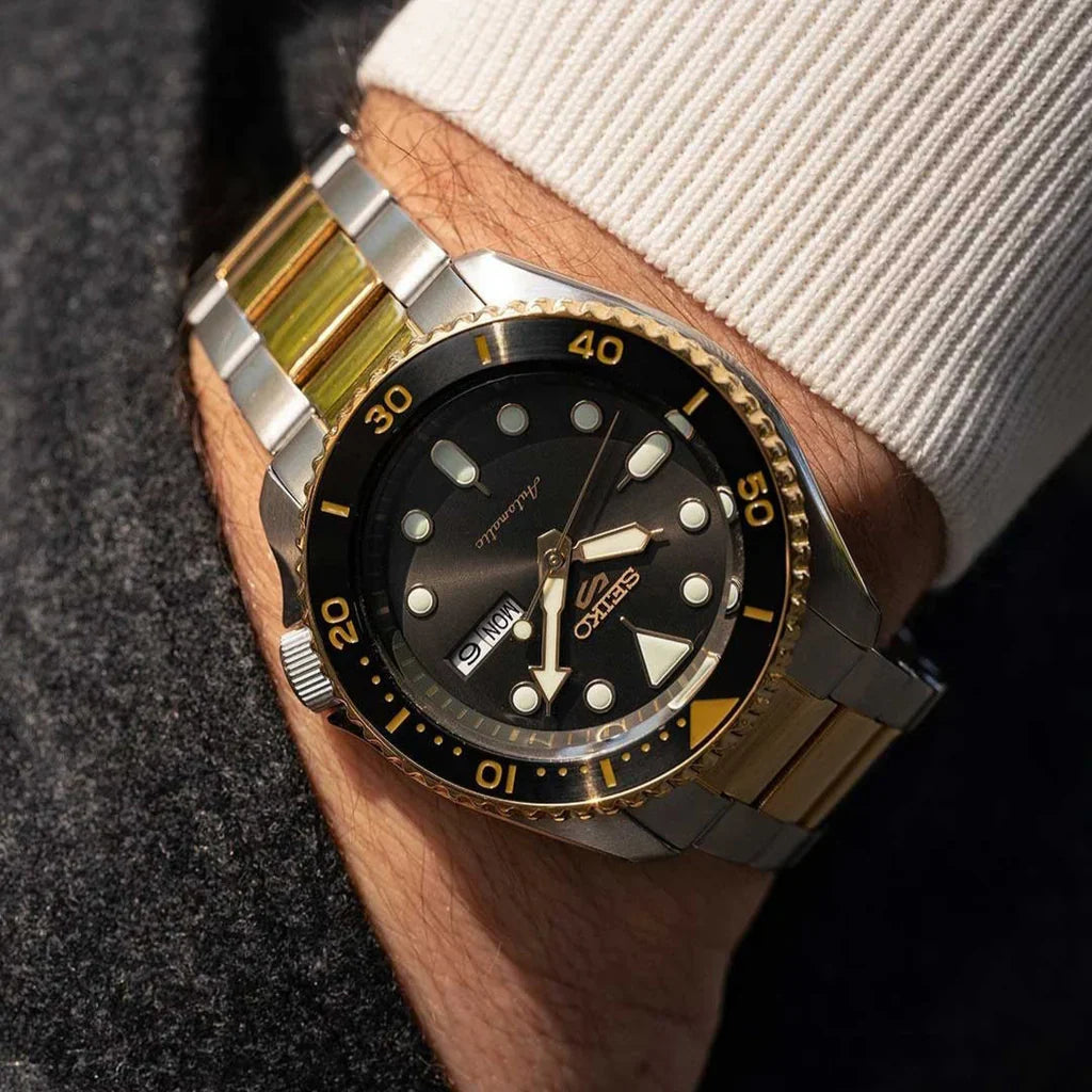 Review Seiko SRPK22: Seiko 5 Sports U.S. Special Creation Two-Tone (Caliber 4R36)