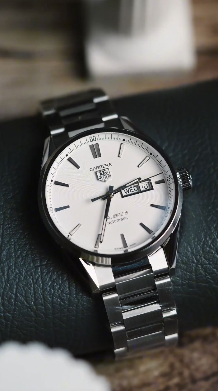 TAG Heuer Carrera dial silver saat dikenakan
