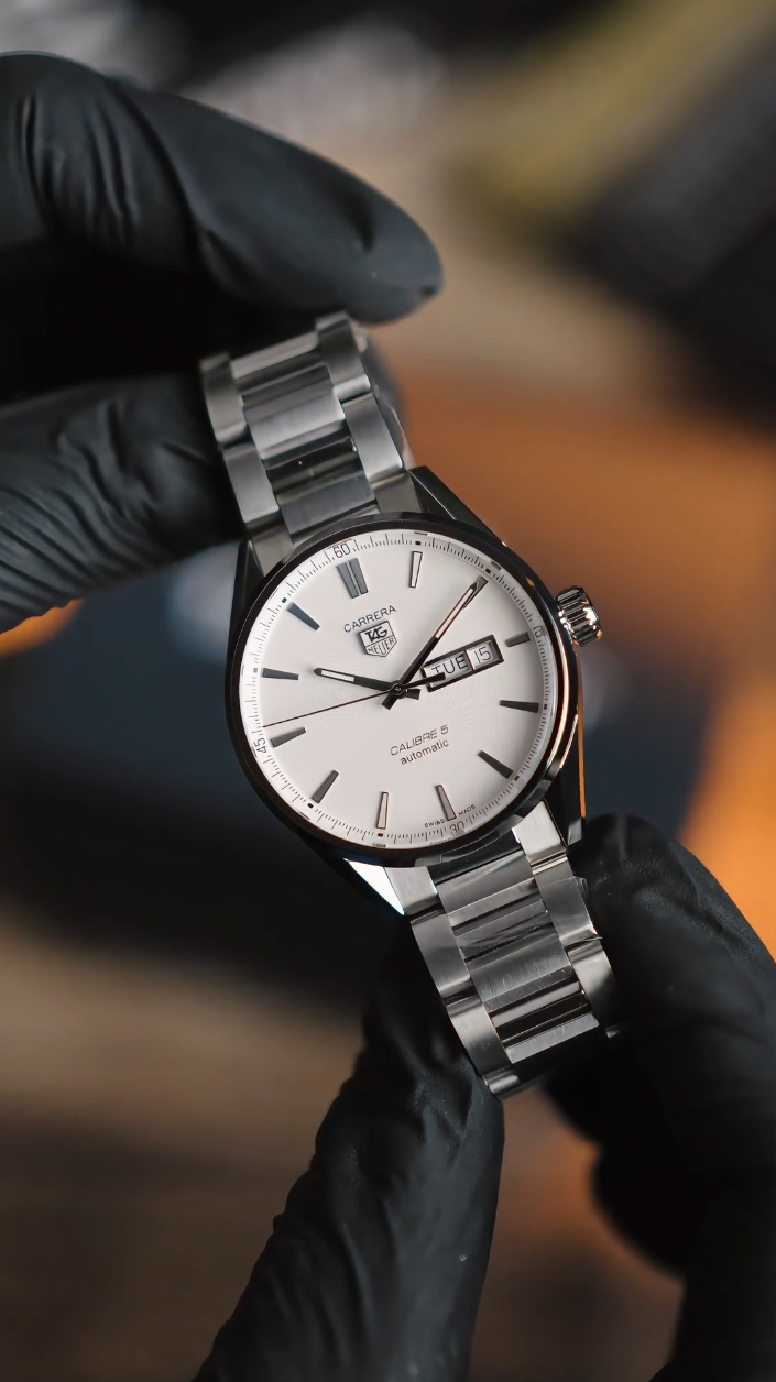 TAG Heuer Carrera dial silver saat dikenakan