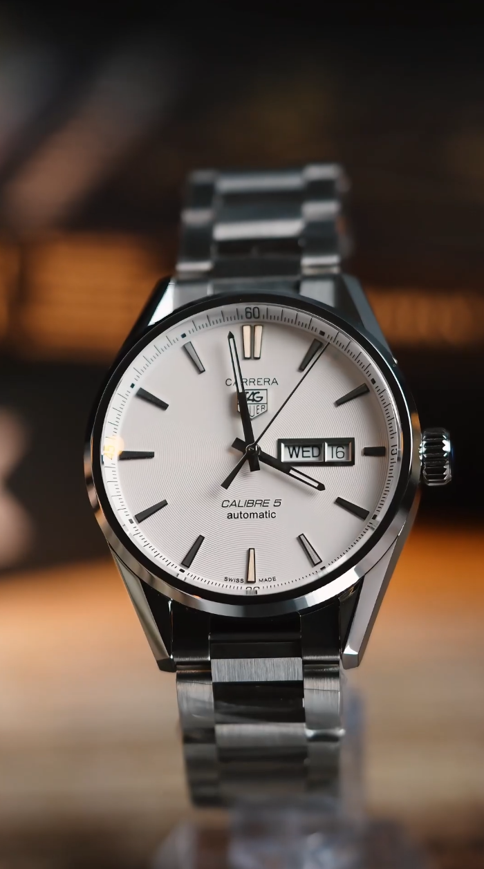 TAG Heuer Carrera dial silver saat dikenakan