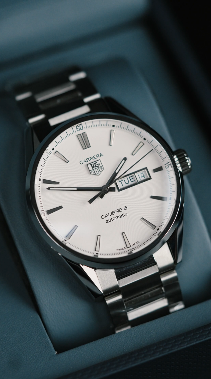 TAG Heuer Carrera dial silver saat dikenakan
