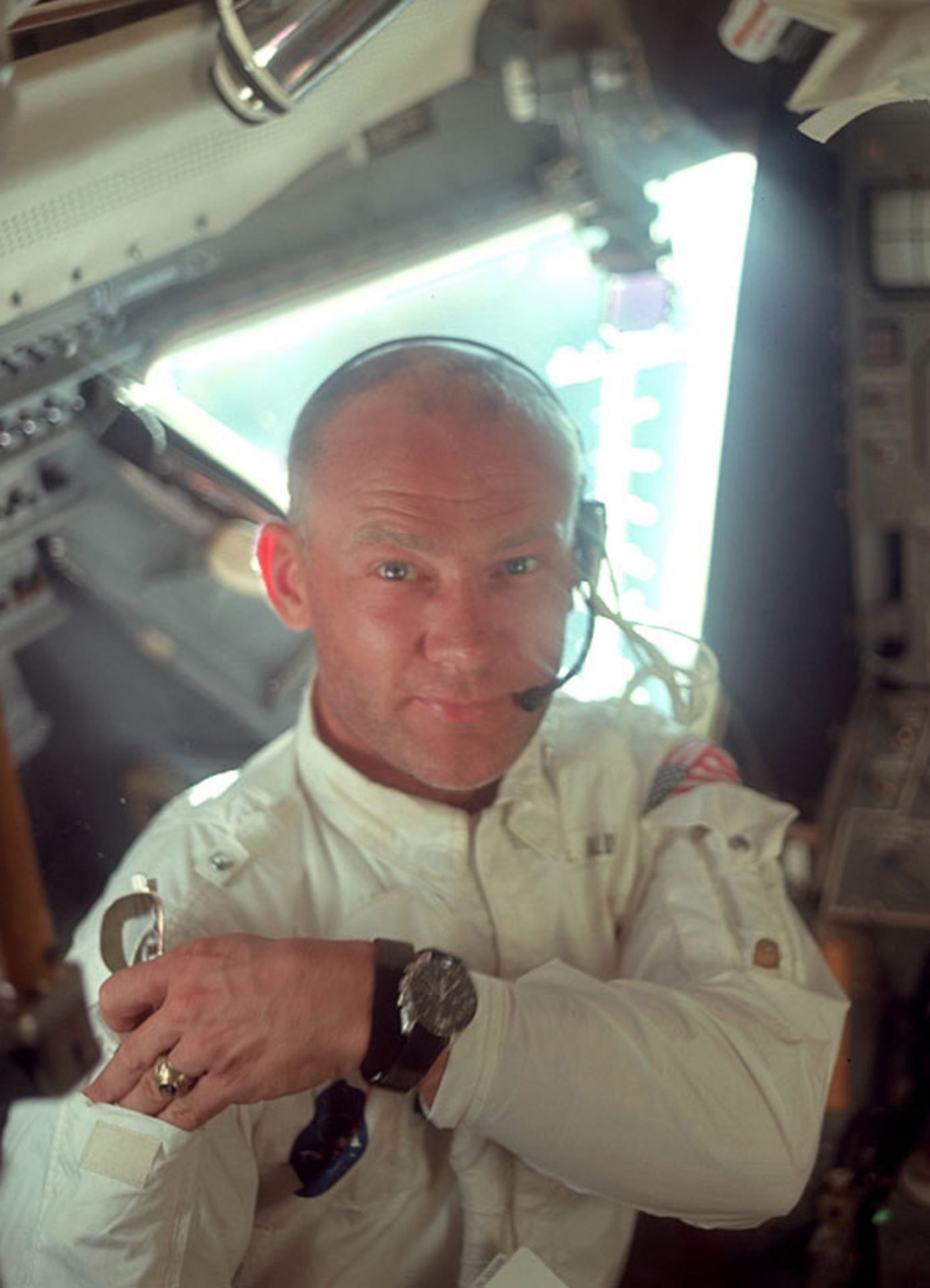 Buzz aldrin menggunakan jam tangan omega